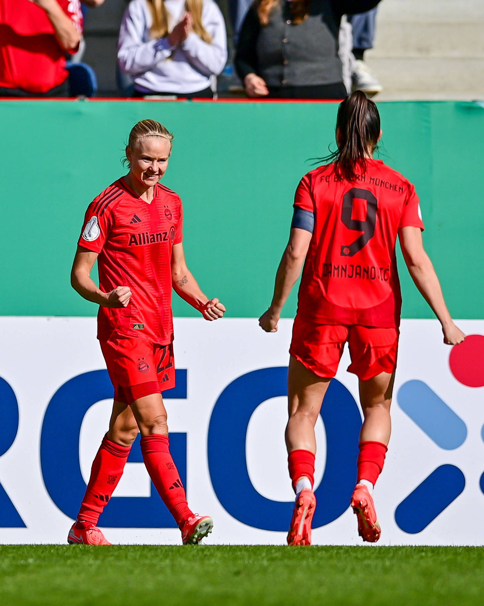 Bayern Münich (F): Pernille Harder envoie le Bayern en finale.