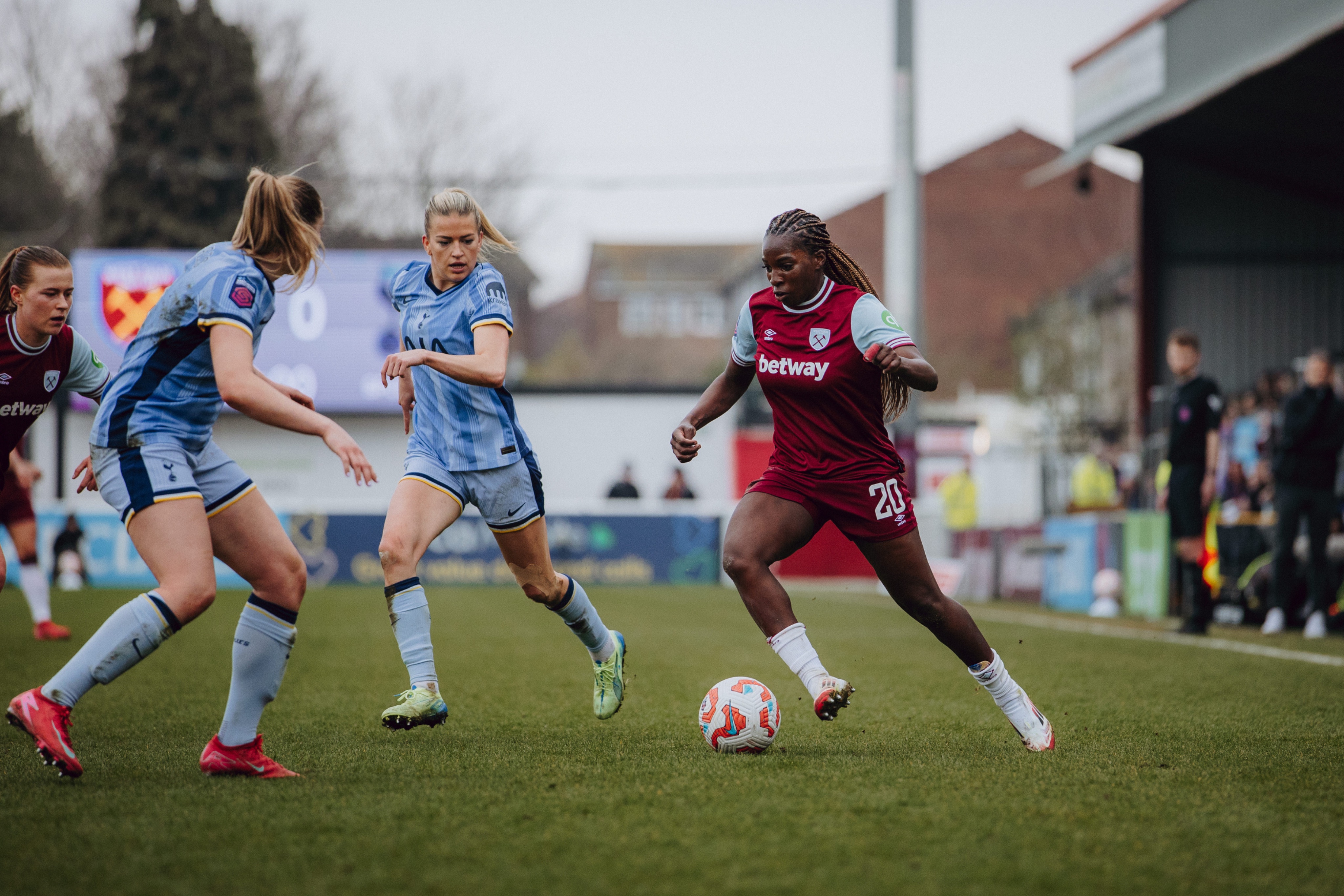 Barclays Women Super League : Viviane Asseyi et West Ham triomphent lors du derby Est londonien face à Tottenham