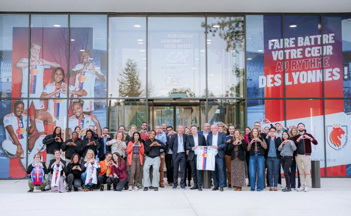 Le Crédit Agricole Centre-est habille son siège aux couleurs des Lyonnes
